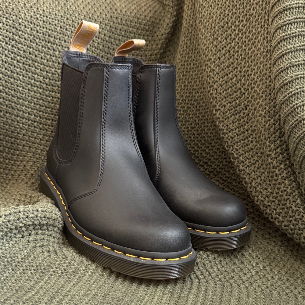 2976 WOMEN'S
VIRGINIA LEATHER
CHELSEA